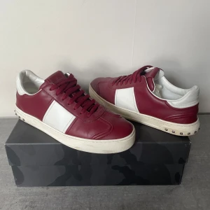 Valentino flycrew - Valentino flycrews storlek 41 skick 8/10 men ser näst intill nya ut bara lite smuts på sulan som går att tvätta bort alla nitar sitter även kvar. Vid fler funderingar är det bara att skriva.