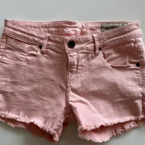 Vintage Denim rosa jeansshorts - Lljusrosa jeansshorts från Vintage Denim. Storlek 8 (= passar för storlek 36). 
