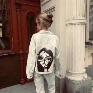 Jeansjacka med tryck - Säljer denna jeansjacka med ett jättecoolt tryck från jaqui uf. Köpt för 499 och aldrig använd! Färgen är lite ljus turkos/mintgrön.  Kom privat för fler frågor eller bilder🥰🥰