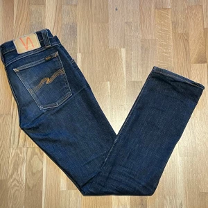 Nudie Jeans - Säljer dessa sjukt feta jeans från Nudie | Storlek: w27 | Riktigt bra skick, förutom att stolekslappen är borta. Därav priset | Nypris: 1700kr | Kom PM för fler frågor📩