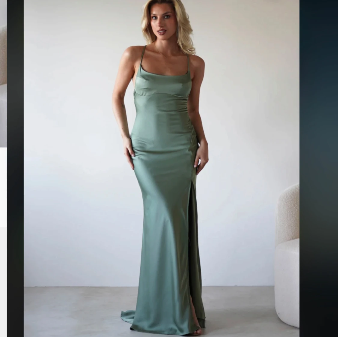 Grön lång satinklänning med slits och smala axelband - 1