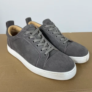 Grå sneakers från Christian Louboutin - Snygga grå skor från Christian Louboutin. Skorna är replíkór och kan därmed inte bevisa äkthet. Använda ett fåtal gånger men annars i toppskick! Låda och dustbag följer med. Kom gärna med frågor vid minsta tanke.☺️Priset kan alltid diskuteras!