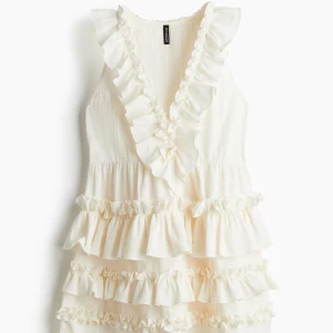 Klänning - Säljer den här vita klänningen från H&M i strl M, men passar mig som även bär S! Endast testad, skriv för egna bilder 🩷