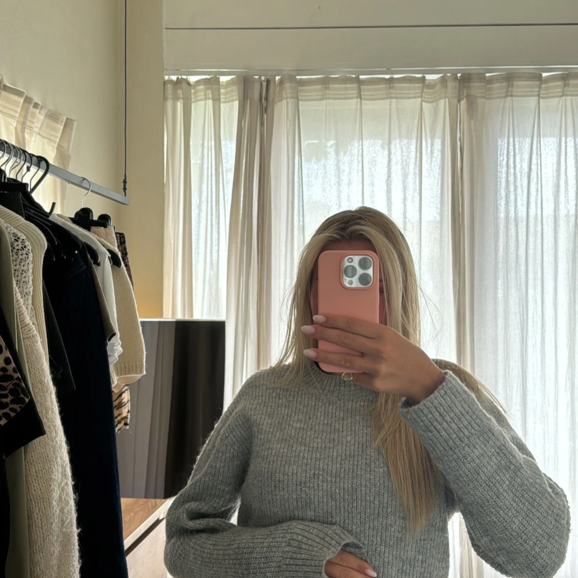 Grå stickad tröja med rund hals