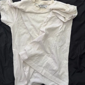 Weekday graphic oversize t shirt - Säljer en vit t-shirt från Weekday med ett stort svart smiley-tryck på ryggen. T-shirten har oversize passform och är tillverkad i mjuk bomull. Strl xs passar S, cond 7.5/10