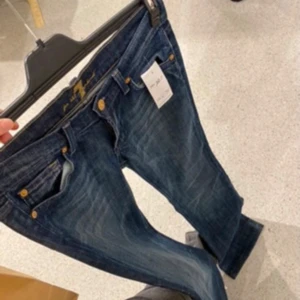 Lågmidjade bootcut jeans - Så snygga bootcut jeans från 7 for all mankind! Strl. 27. Midjemått 37cm och innerbenslängden 78cm.