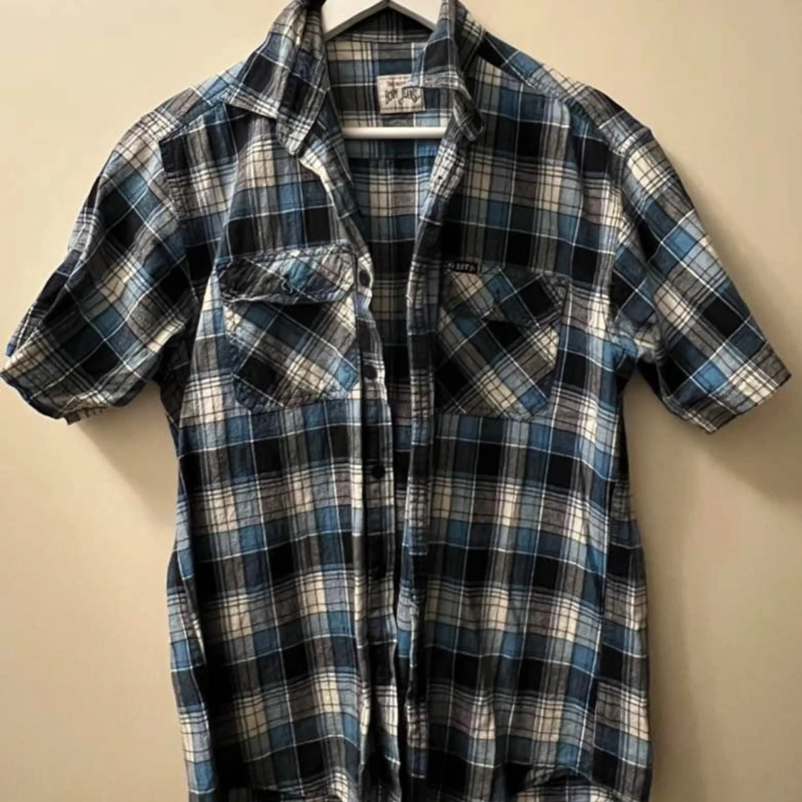 Blå och svart rutig kortärmad skjorta