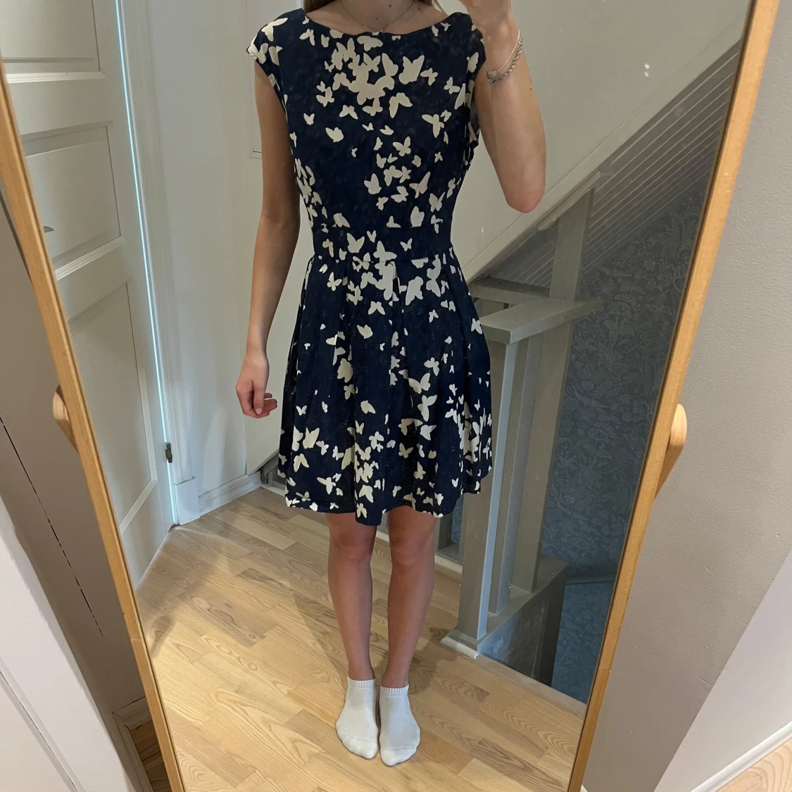 Mörkblå klänning med fjärilsmönster - 1