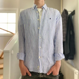 Randig Morris linneskjorta  - Randig linneskjorta från Morris i mycket bra skick🙌🏼| Storlek: S | Jag är 182cm och väger 65kg📏| Vid frågor är det bara att skriva ✍🏼 | Frakt inom 48h📦 