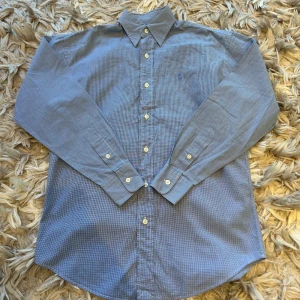 Ralph Lauren skjorta - Säljer en riktigt snygg Ralph Lauren skjorta, perfekt inför sommaren! Finns absolut inga tecken på användning och skjortan är i nyskick!                            -Nypris 1400kr