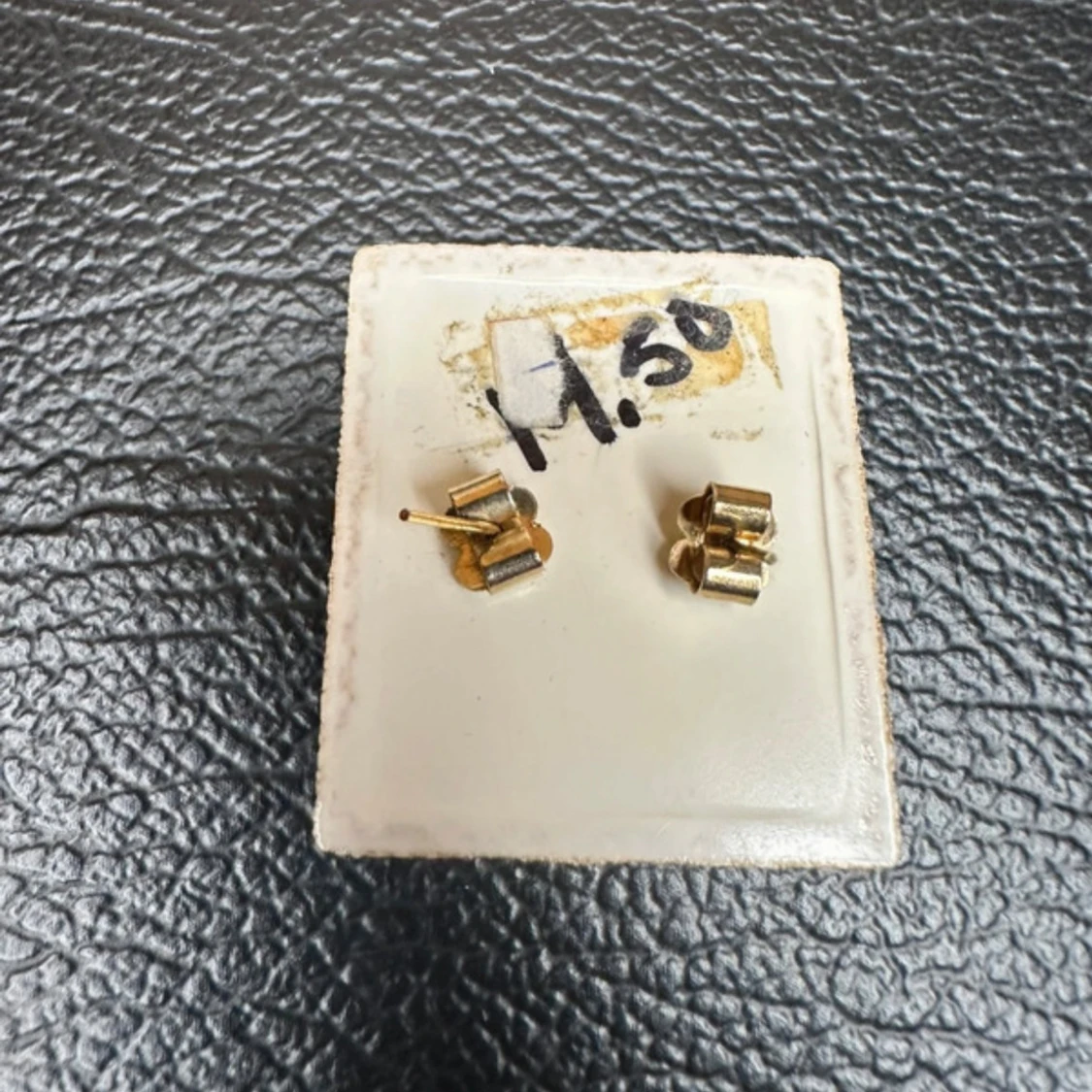 Vintageörhängen med smaragdgrön glassten och guldfärgad ram - 4