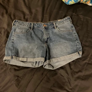 jeansshorts - ljusblå midrise jeansshorts. knappt använda. mått finns bland bilderna.