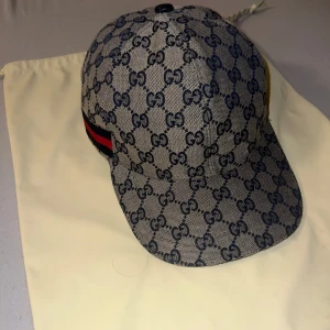 Gucci keps - Detta är en Gucci keps som är väldigt sällsynt och har stor efterfrågan. Ränder med färgen navyblue och beige. Använd 3-4 gånger! Topp skick. Först till kvar!🚨