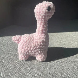 Rosa dinosaurie - En rosa virkad dinosaurie i mjukt garn. Passar perfekt som present till yngre eller som dekoration💞