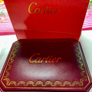 Cartier Love armband i rioseguldplättering - Exklusivt Cartier Love armband i guld med ikoniska skruvdetaljer. Levereras i original ask med tillhörande skruvmejsel. Perfekt för dig som vill ha en tidlös och lyxig accessoar från ett av världens mest kända smyckesmärken. Man får pruta även om det är billigt för ett Cartier.
