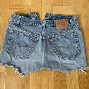 Levis jeansshorts  - Levis jeansshorts med slitningar, köpta secondhand. Grön fläck på ena fickan (den jag med shortsen på), inget man tänker på.   Jag brukar ha storlek S, 34/36, 26/27 i byxor och dessa passar mig! ❤️