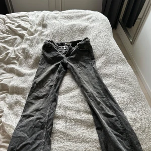 Grå jeans från Gina Tricot, stl 164 - Snygga grå jeans från Gina Tricot i storlek 164. 