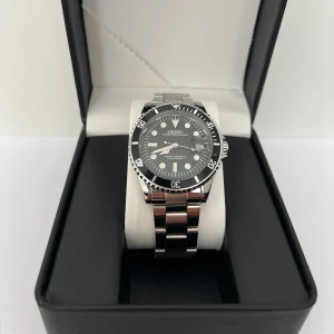 Seiko Gmt-master - Till salu: Seiko GMT Master 🌍🕰️ Snygg och pålitlig klocka med GMT-funktion – perfekt för resor eller vardagsbruk. 🔹 Mechanic urverk 🔹 Ny skick 🔹 GMT - Master  Finns I Växjö ✅  PM vid intresse! 📩