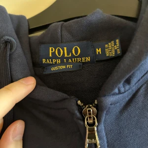 Blå hoodie från Polo Ralph Lauren - Säljer en blå hoodie från Polo Ralph Lauren i storlek M. Men den har blivit lite liten efter tvätt så kan säkert passa S.