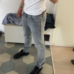 Jack and Jones - Säljer ett par ljusgråa jeans från Jack and Jones. Skriv om du har några frågor eller funderingar!!!