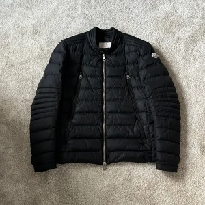 Moncler Amiot - Hej! Säljer denna riktigt feta och praktiska Moncler Amiot Biker Jacket! Jackan är mycket praktiskt då den har förstärkta material som är mer slitstarka och tar även emot det värre vädren! Stora rymliga fickor finns fram på och även innerficka finns! Riktigt stilren och passar till allt 🙌endast 2 små omärkbara pinholes finns (skriv vid bilder). Denna jackan går för hela 16000kr+ i nypris! Säljer nu endast för 3200kr vilket är diskuterbart! Självklart 100% äkta vilket jag står för‼️MVH DC 🔹