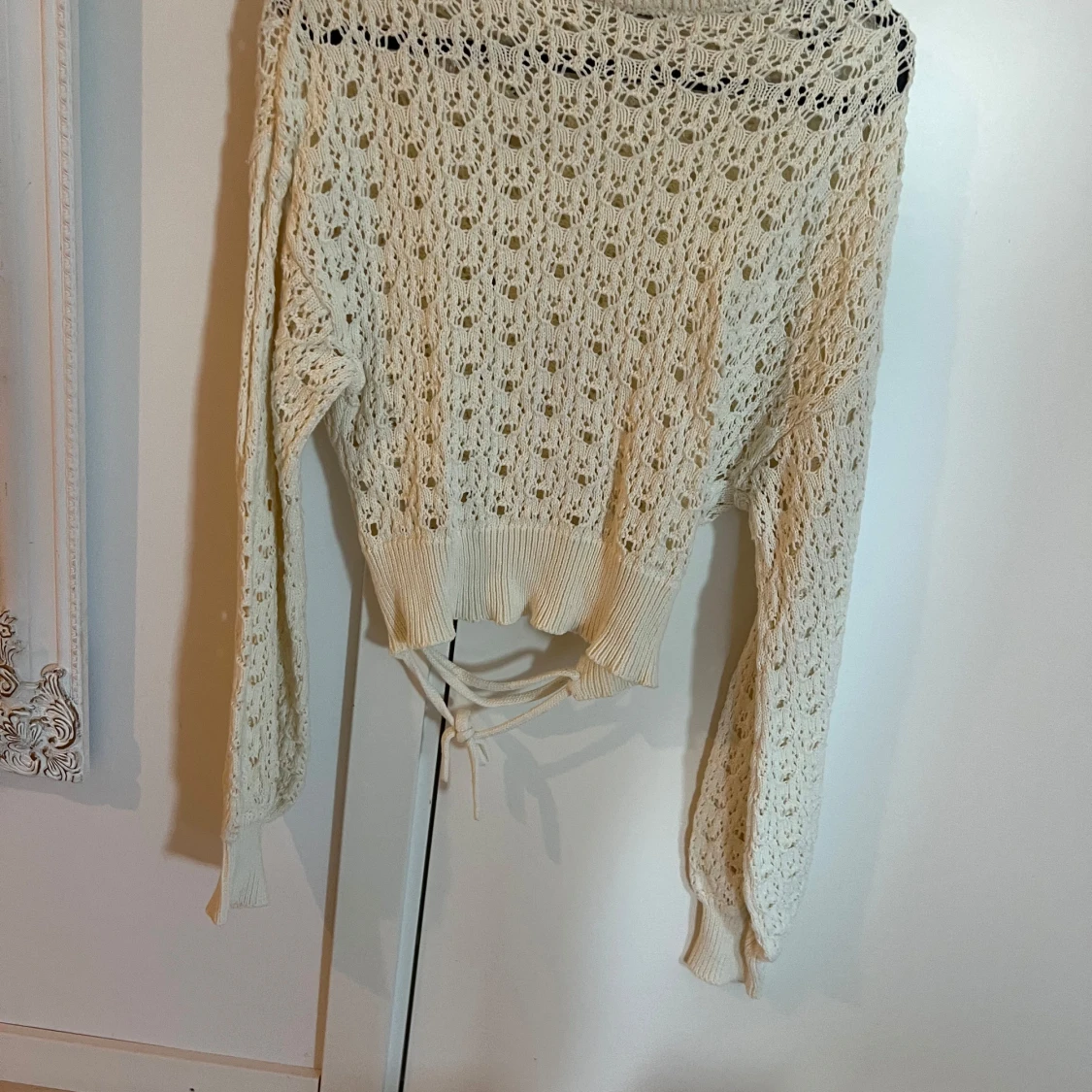 Cremefärgad spetsstickad tröja med snörning i ryggen från Pull&Bear - 1