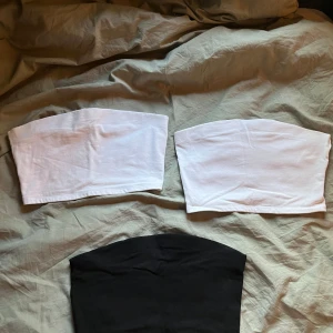3-pack tubtoppar i vitt och svart - Säljer tre enkla och stilrena tubtoppar från laget 157 i färgerna vitt och svart. Båda är i stretchig bomull och passar perfekt till sommaren. Modellen är axelbandslös och har en tight passform. Säljer både separata men också tillsammans skriv för pris st. Snygga att matcha med jeans eller kjol!
