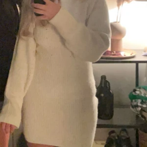 Vit stickad långärmad klänning - Säljer denna stickade klänning från HM. Använd fåtal gånger.