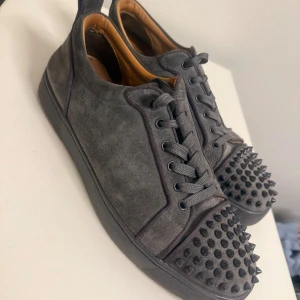 Mörkgrå loubs - Säljer ett par gråa loubs, dom är i ett jätte bra skick , använda bara 2 gånger 