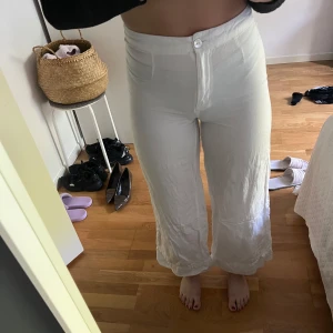 Linnebyxor  - Linnebyxor från H&M. Köpt i somras men använt inte så mycket för de blev för små. 