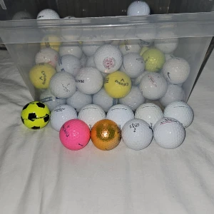 🏌️‍♂️ Golfbollar – 61 st i bra skick!!!🏌‍♀️ -   🎯 Pro V1, Chrome Soft, färgade & fler märken  🔹 Totalt: 61 st tvättade golfbollar 🔹 Blandade märken – många premiumbollar 🔹 Några unika:  • 4 st Titleist Pro V1  • 1 st Callaway Chrome Soft (Chrome HD)  • Guld, rosa gul fotbollsboll  • Andra: Bridgestone, TaylorMade, Pinnacle m.fl. 🔹 I mycket gott skick – redo för banan eller träning!  💰 Pris: 200kr för hela lådan! PRIS KAN DISKUTERAS/BYTEN!!! 📍 Finns för avhämtning (eller skickas mot fraktkostnad)  📩 Skicka PM vid intresse! 