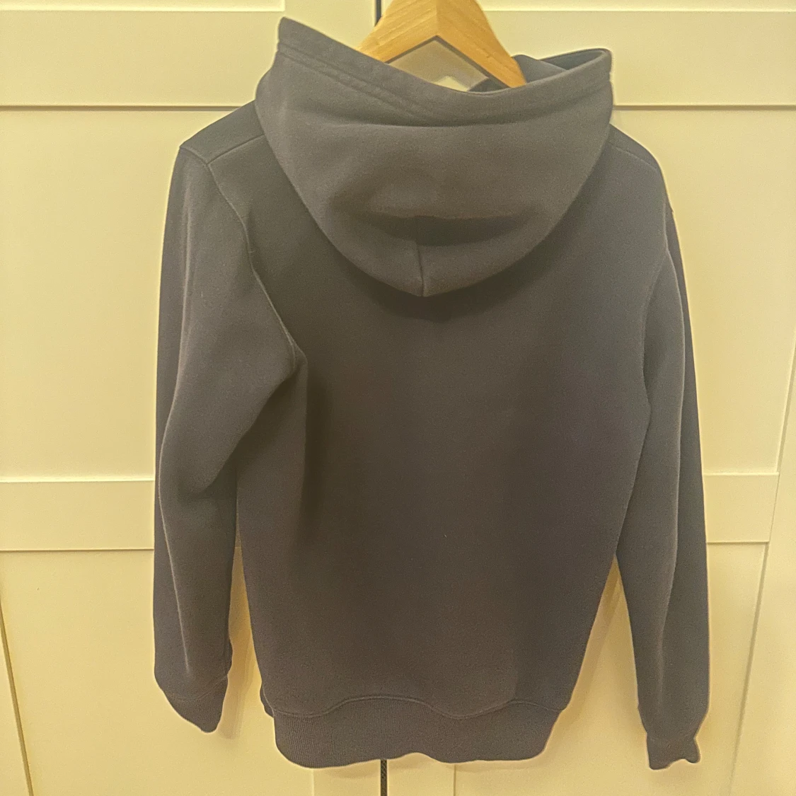 Mörkblå hoodie från GANT med broderad logga - 1