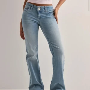 Ljusblå Nelly jeans - Ljusblå Bootcut jeans från Nelly som bara är använda en gång, så nästan nya😊