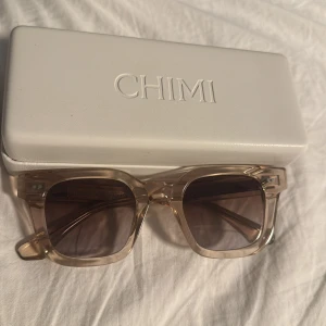 CHIMI 04 Beige  - Stilrena solglasögon från CHIMI i beige med fyrkantig form . Säljs med originalfodral. Perfekta för dig som vill ha en trendig accessoar med modern känsla till sommaren. Dom är andvända ett väldigt få tal gånger. kom gärna med pris förslag