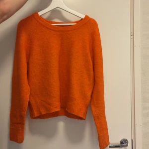 Orange stickad tröja från Samsøe Samsøe - Säljer en orange stickad tröja från Samsøe Samsøe. Tröjan har rund halsringning och långa ärmar. Materialet består av alpacka, merinoull, polyamid och elastan vilket gör den både mjuk och varm.