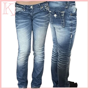 Låg Midjade True Religion Jeans - Storlek 30 sitter 29 | Skick 8/10 | Modellen på bilden är 170 | Skriv ifall ni har fler frågor🤞 
