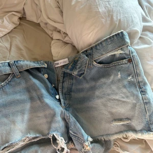 Jeansshorts  - Jätte fina jeans shorts från Zara som är slutsålda! Liten i storlek! Skulle säga passar M
