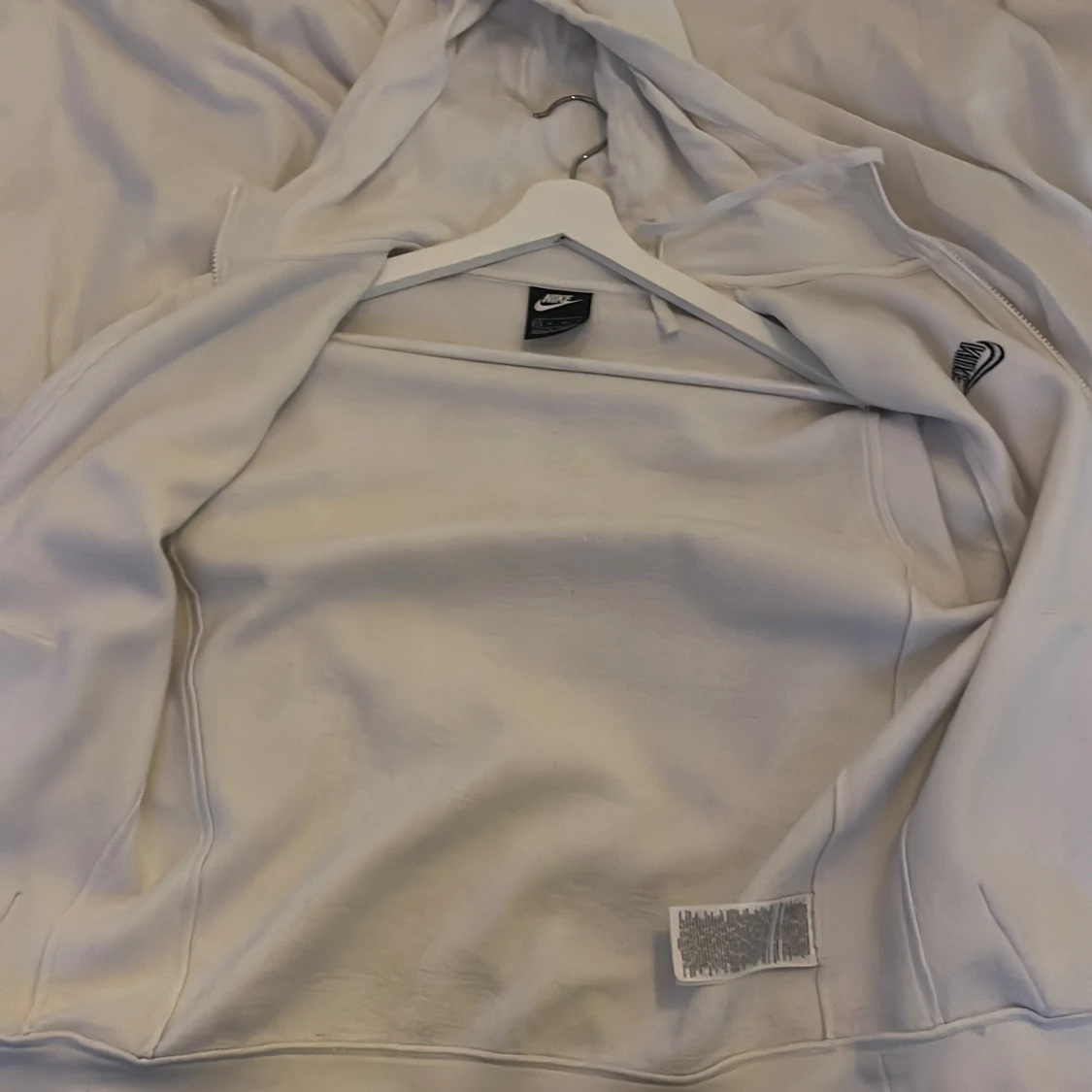 Vit hoodie med dragkedja från Nike - 2