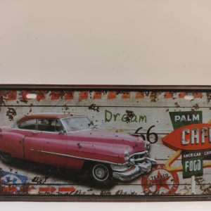 Dream 56 - En cool skylt med en klassisk rosa amerikansk bil och retroinspirerade detaljer. Perfekt för dig som gillar vintage, bilar och amerikansk kultur. Skylten har en sliten look som ger den extra karaktär och passar perfekt som dekoration i ungdomsrum eller garage. Tillverkad av plåt. Mått cirka 30 x 15 cm