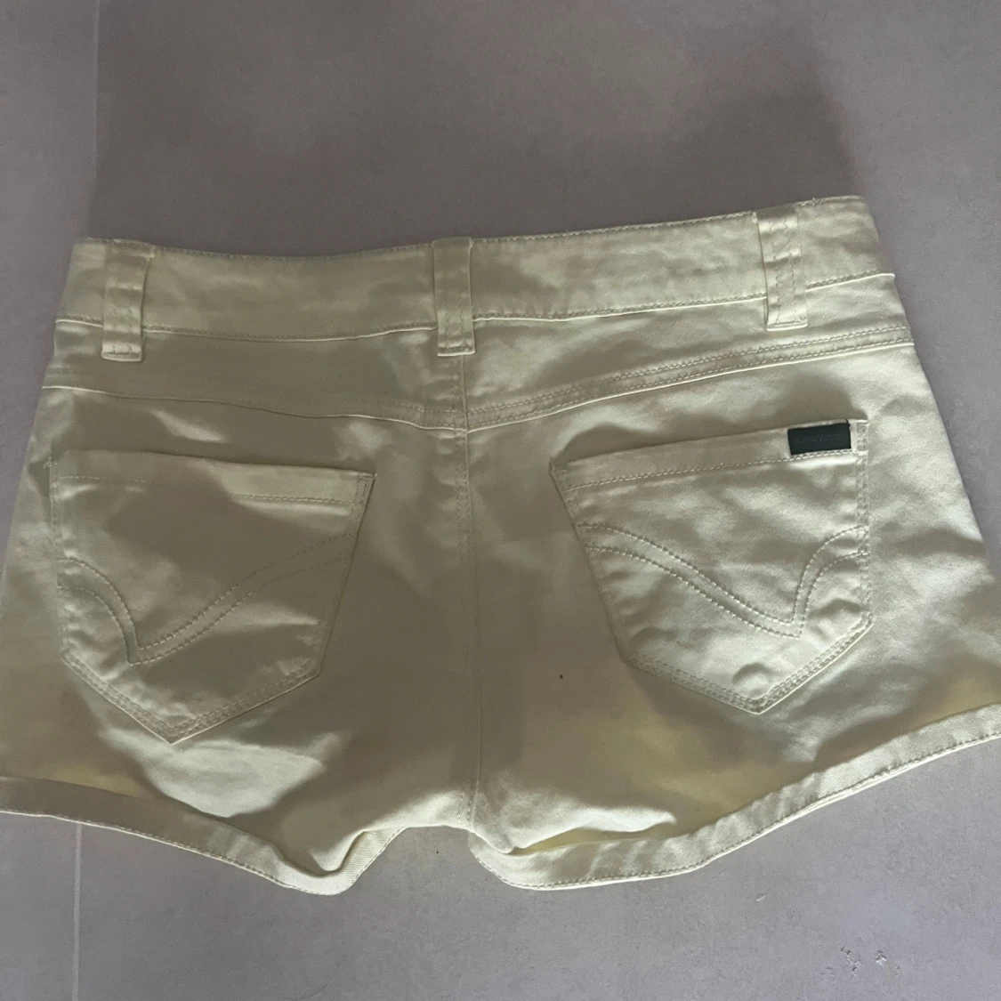 Gula jeansshorts med fickor - 3