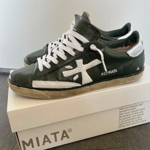 Premiata skor  - Säljer nu mina snygga mörkgröna premiata skor i storlek 41. Dom är i bra skick. Hör av er vid fler frågor