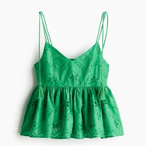 Grön broderad linnetopp med tofsar  - Säljer nu denna söta  linnetopp med broderade blommor och håldetaljer. Toppen har tunna axelband och små söta tofsar. en volangig, luftig passform. Perfekt inför sommaren och ger en fräsch look.