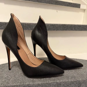 Svarta pumps - Snygga svarta pumps med beige baksida som är bekväma och stilrena. Använd fåtal gånger och är som nya! Pris kan diskuteras vid snabb affär