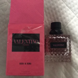 Valentino Donna Born in Roma Intens - Säljer en lyxig parfym från Valentino, Donna Born in Roma Intense. Flaskan har 100ml den är inte använd har en kollektion på 47 flaskor perfymer vill köpa nya dessa är inte använda alls.