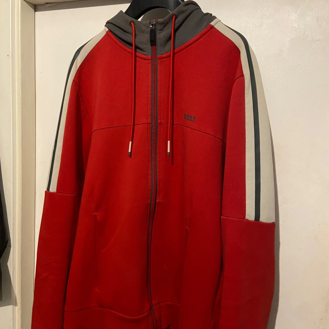 Röd hoodie med huva från BOSS - 1