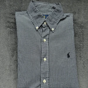 Rutig Ralph Lauren skjorta - Säljer nu denna asfeta rutiga Ralph Lauren skjortan i S. cond 9/10 om inte mer, inga flaws. Pris går självklart att diskutera, hör av er vid frågor!