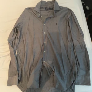Ralph lauren skjorta  - Fin skjorta i jätte bra skick priset kan diskuteras i snabb affär 