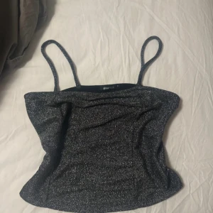 Glitter topp - Söt glitter topp från BikBok. Storlek M men passar S, bra skick 💕🥹 ( sätter därför S på storleken)