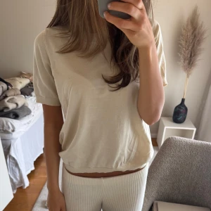 Finstickad tshirt  - Säljer finstickad tshirt i ljusbeige!!😍säljer samma i marinblå.