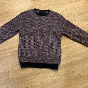 Mönstrad tröja från Philipp Plein - Säljer en tröja från Philipp Plein. Har knappt använt den 